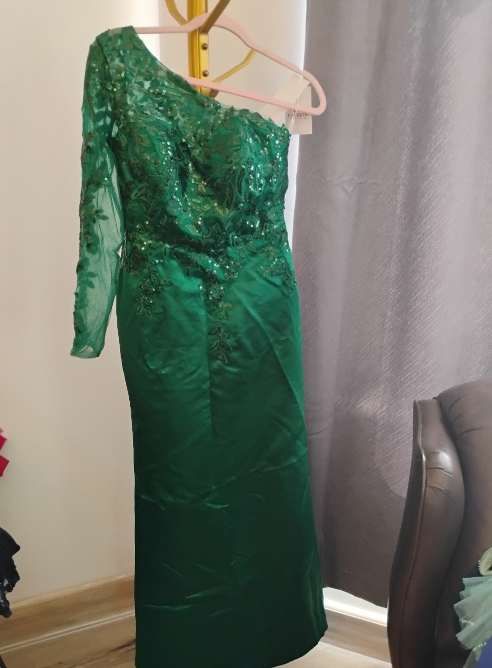 One-Shoulder Emerald Green Evening Dress with Sequin Embellishment
